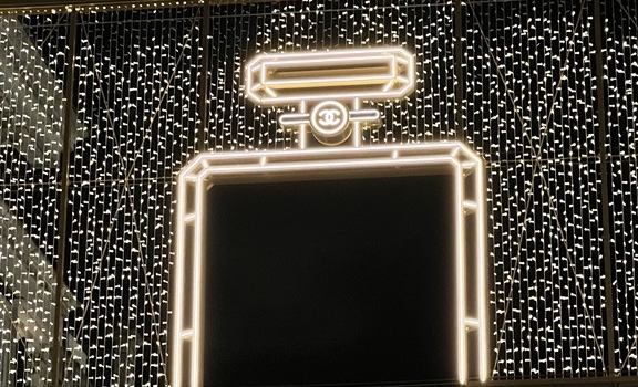 CHANEL N°5 LIGHT INSTALLATION ON BOND STREET